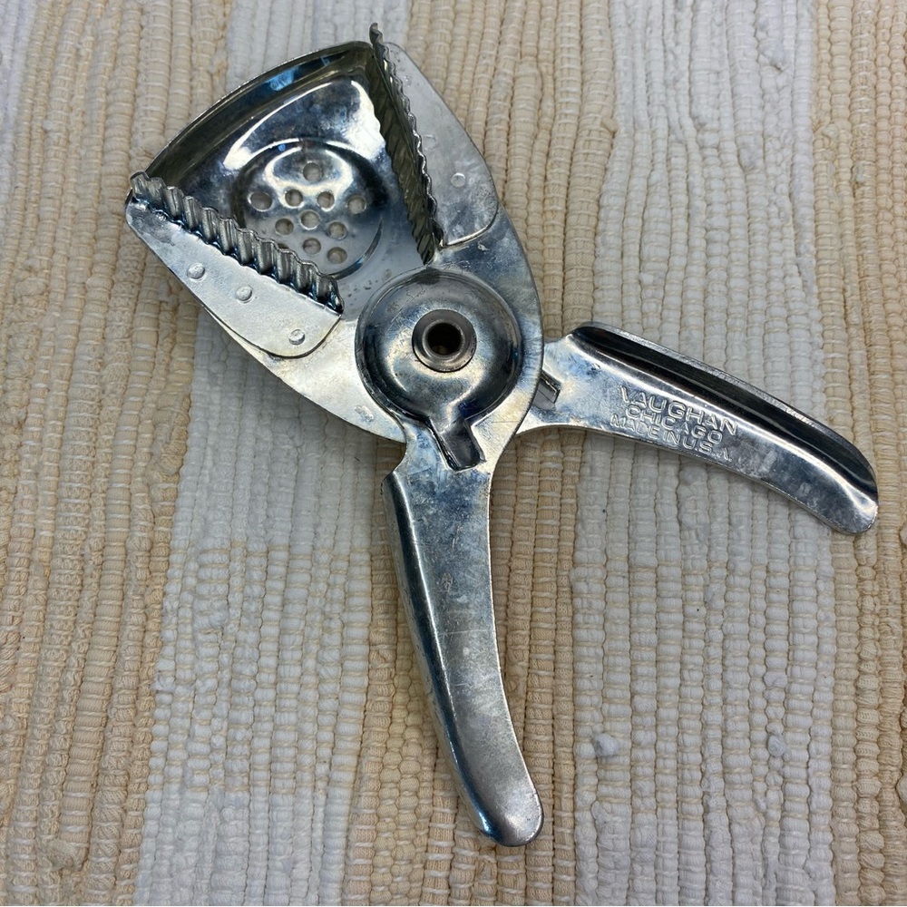 VTG VAUGHAN CAST ALUMINUM LIME LEMON JUICER HAND SQUEEZE CHICAGO USA PAT APLD 4